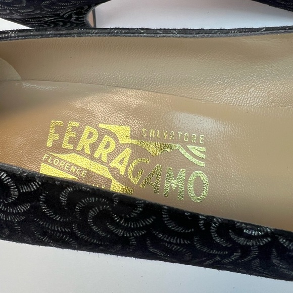 Salvatore Ferragamo 9.5 AA Black and Silver Floral Shimmer Pumps Vintage Italy - Picture 3 of 10